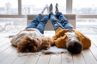 plancher chauffant installé dans un intérieur moderne et confortable