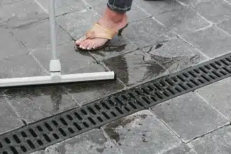 Choisir un caniveau pour l'extérieur : solutions de drainage efficaces