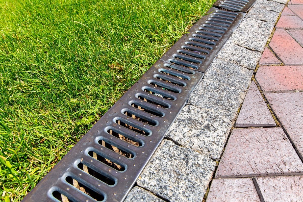 Choisir un caniveau pour l'extérieur : solutions de drainage efficaces