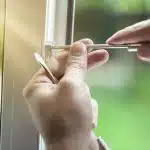 Comment débloquer une poignée de fenêtre oscillo-battante bloquée