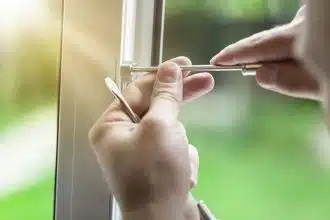 Comment débloquer une poignée de fenêtre oscillo-battante bloquée