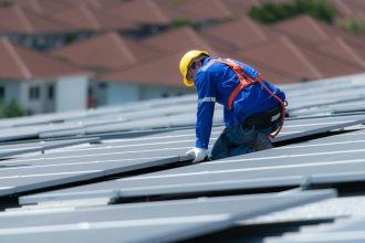 Technicien installant des panneaux photovoltaïques sur un toit