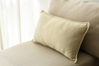 canapé beige confortable dans un intérieur lumineux et accueillant
