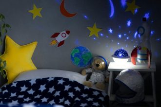 chambre d'enfant cosy avec espace de jeux et éclairage doux