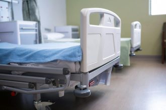 Chambre d'hôpital avec lits vides et matelas confortables