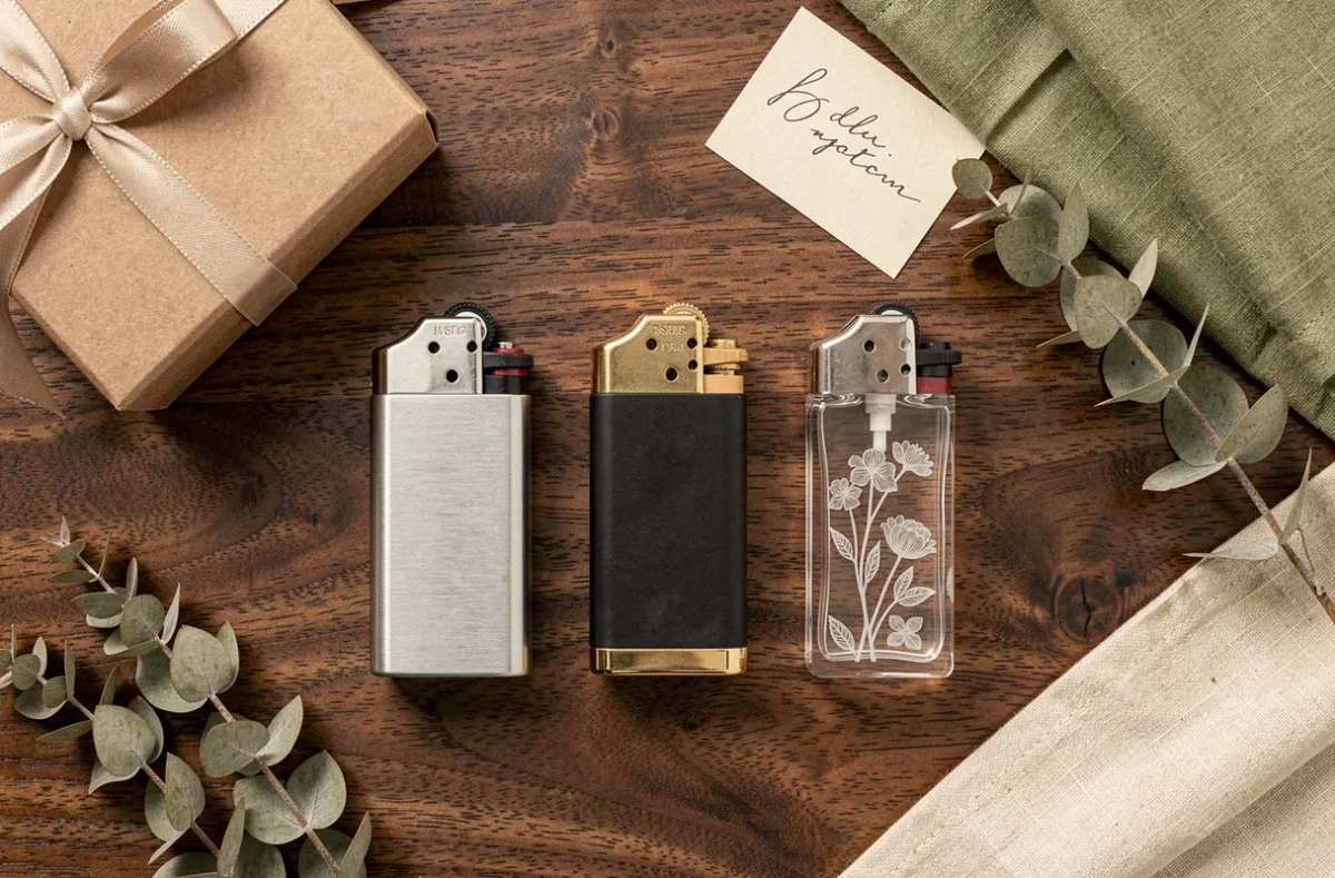 Flat lay de briquets élégants avec accessoires de cadeau sur bois sombre