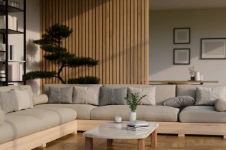 Salon moderne avec canapé, table basse et plantes d'intérieur