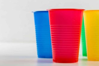 Verres plastiques réutilisables colorés pour événements festifs