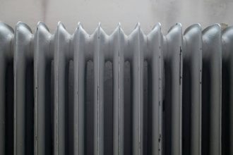 Radiateur en fonte gris rénové dans un intérieur ancien
