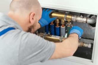 Plombier professionnel en train d'installer des équipements de plomberie