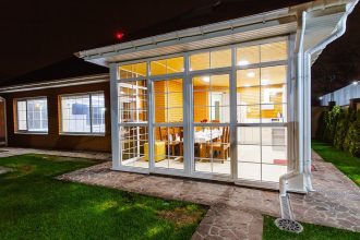 Quels avantages offre une véranda pour le confort et la luminosité à Maurepas ?