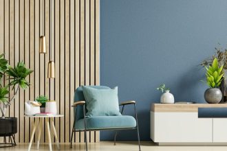 Un fauteuil confortable dans un intérieur moderne et accueillant