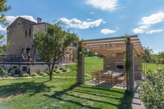 Pergola bioclimatique en bois dans un jardin verdoyant